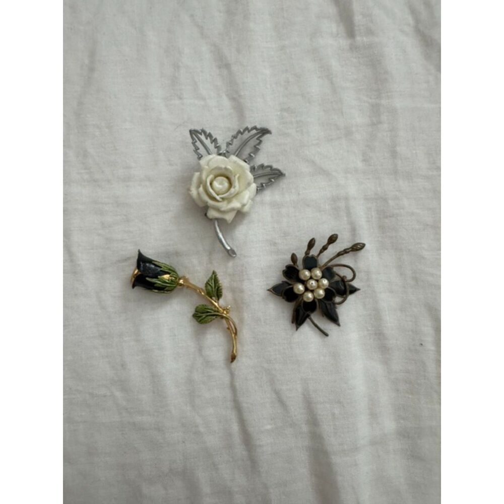 Set of 3 Vintage 1940-1950 flower brooches.